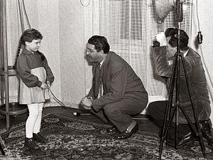 300px-Režiser_France_Štiglic_s_svojim_asistentom_Maksom_Sajkom_izbira_igralce_za_film_Dolina_miru_1956