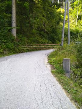 Zapora ceste nad kamnolomom