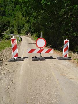 Zapora ceste v dolino Komatevra